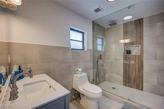 1672 Many RD, North Fort Myers, FL 33903