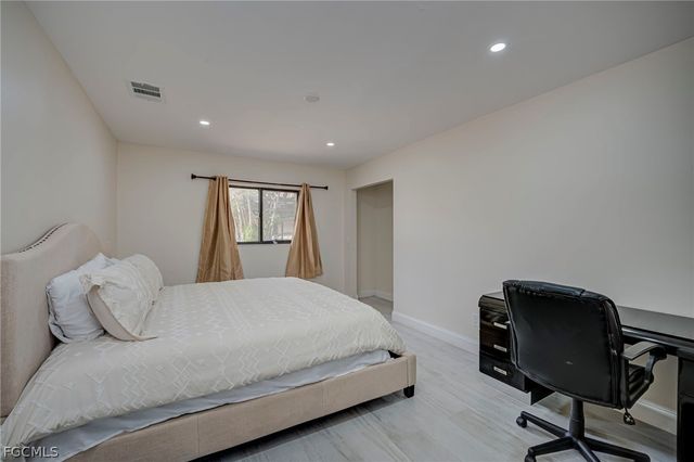 1672 Many RD, North Fort Myers, FL 33903