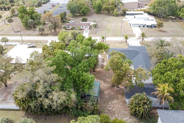 1672 Many RD, North Fort Myers, FL 33903