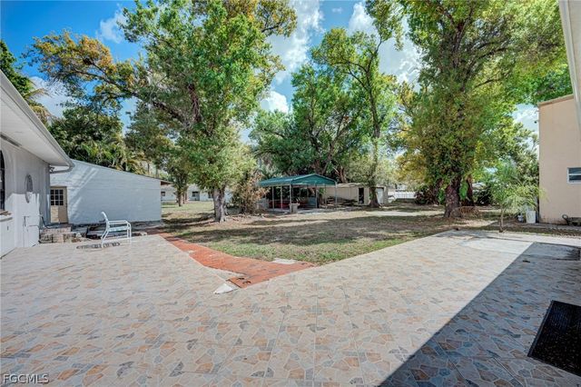 1672 Many RD, North Fort Myers, FL 33903