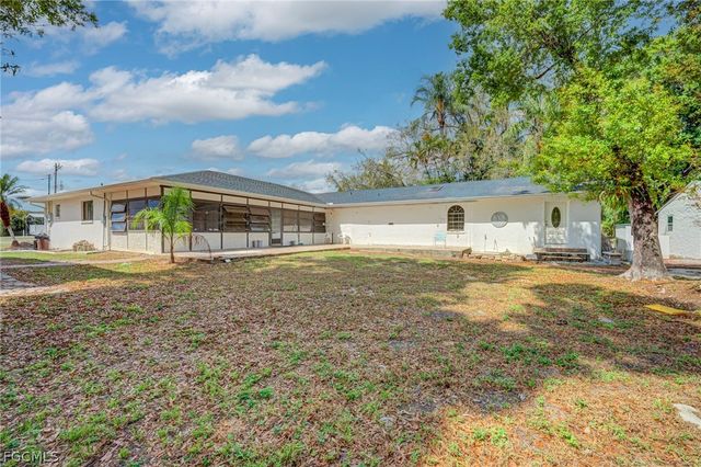 1672 Many RD, North Fort Myers, FL 33903