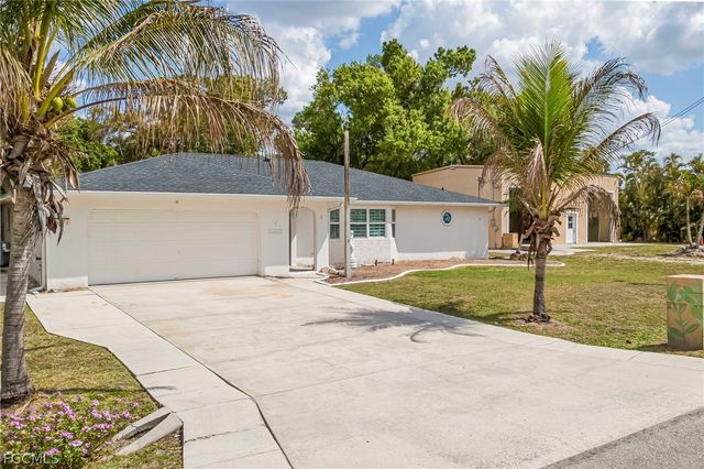 1672 Many RD, North Fort Myers, FL 33903