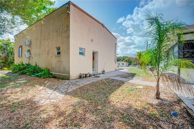 1672 Many RD, North Fort Myers, FL 33903