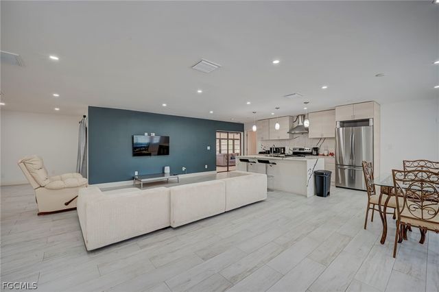 1672 Many RD, North Fort Myers, FL 33903