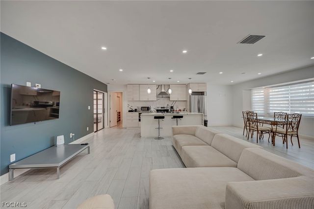 1672 Many RD, North Fort Myers, FL 33903