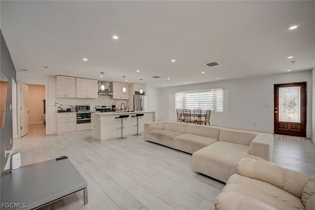 1672 Many RD, North Fort Myers, FL 33903