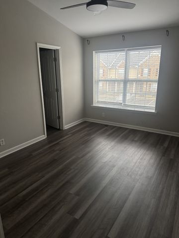 2012 Victory Gallop Ln, Murfreesboro, TN 37128