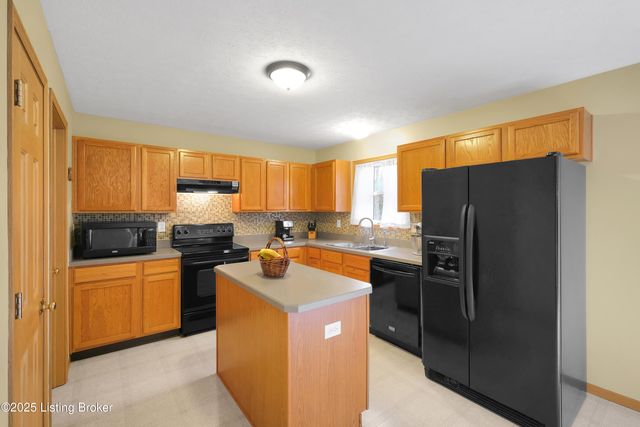 7945 Nature Way, Louisville, KY 40218