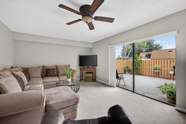 196 Charter Way, West Palm Beach, FL 33407