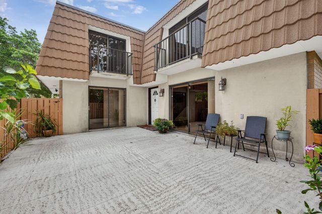 196 Charter Way, West Palm Beach, FL 33407