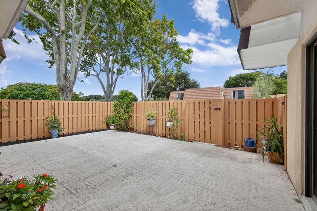 196 Charter Way, West Palm Beach, FL 33407