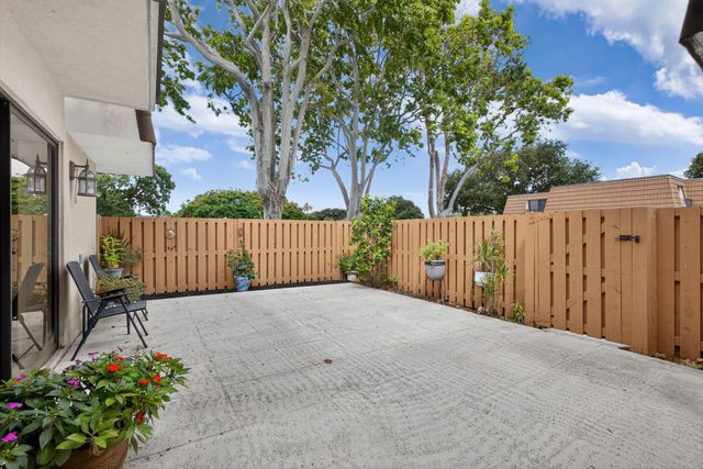 196 Charter Way, West Palm Beach, FL 33407