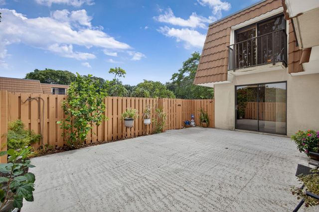 196 Charter Way, West Palm Beach, FL 33407
