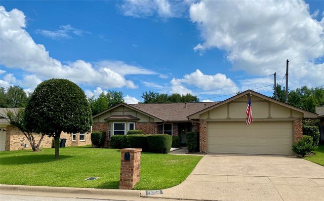 5704 Fireside Drive, Arlington, TX 76016