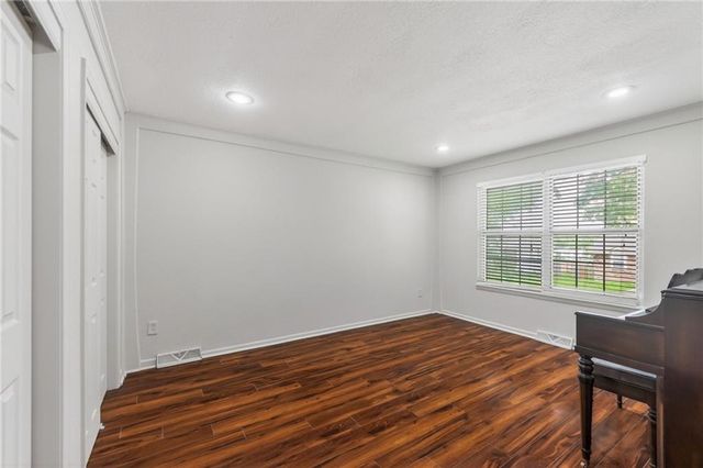 2820 NW 5th Street W, Blue Springs, MO 64014