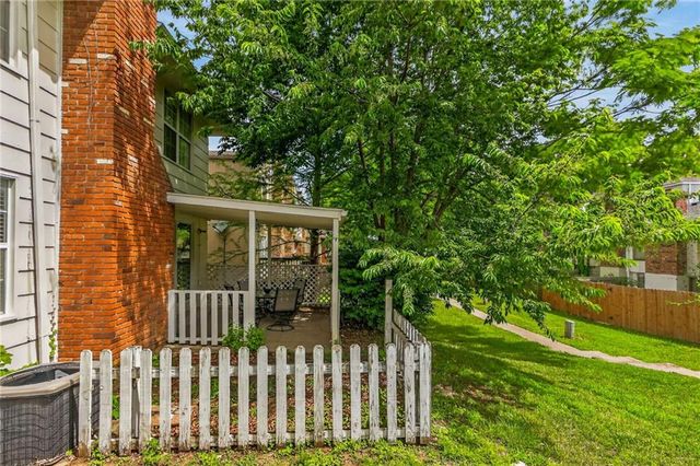 2820 NW 5th Street W, Blue Springs, MO 64014