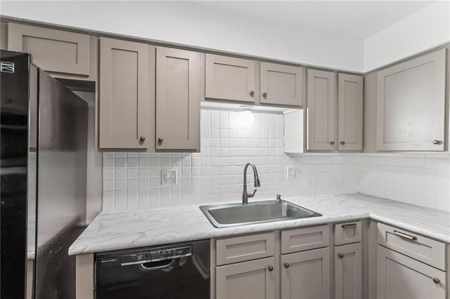 2820 NW 5th Street W, Blue Springs, MO 64014