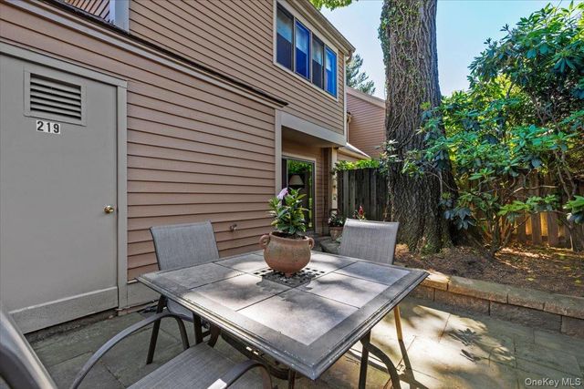 219 Treetop Crescent Lane, Rye Brook, NY 10573