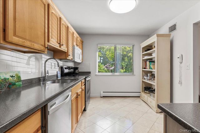 219 Treetop Crescent Lane, Rye Brook, NY 10573
