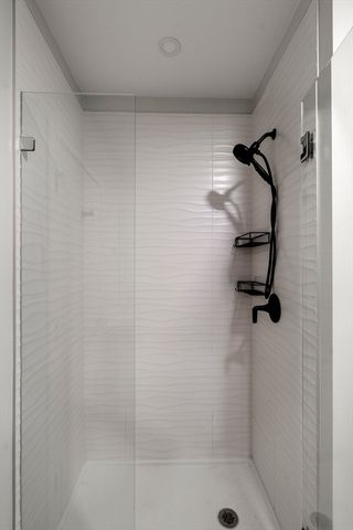 68 Los Angeles PH6, Newton, MA 02458