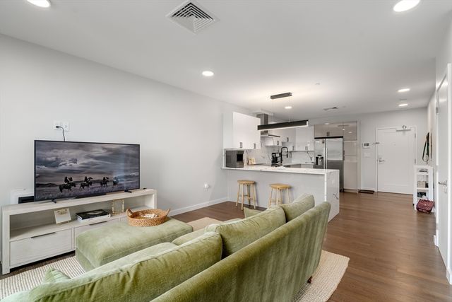 68 Los Angeles PH6, Newton, MA 02458