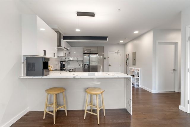 68 Los Angeles PH6, Newton, MA 02458