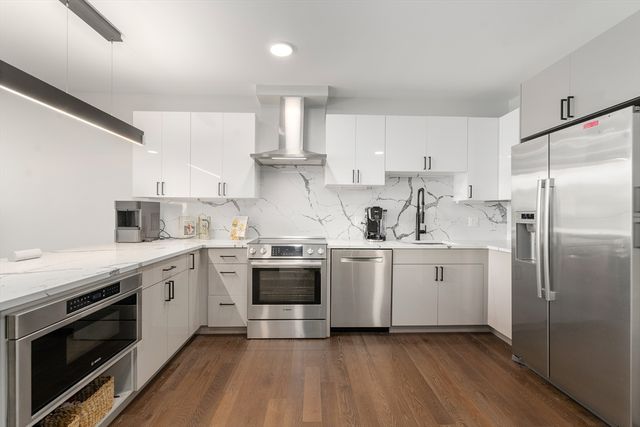 68 Los Angeles PH6, Newton, MA 02458
