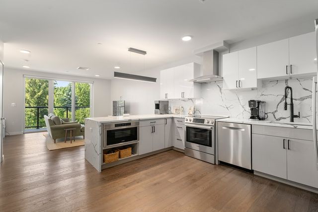 68 Los Angeles PH6, Newton, MA 02458