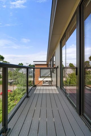 68 Los Angeles PH6, Newton, MA 02458