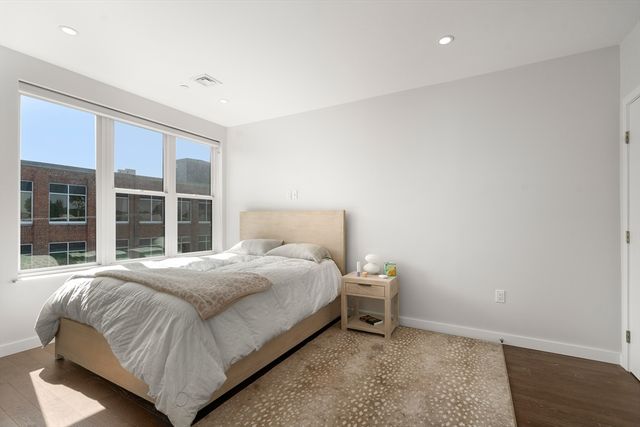 68 Los Angeles PH6, Newton, MA 02458