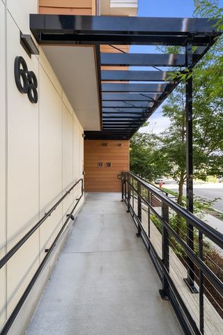 68 Los Angeles PH6, Newton, MA 02458