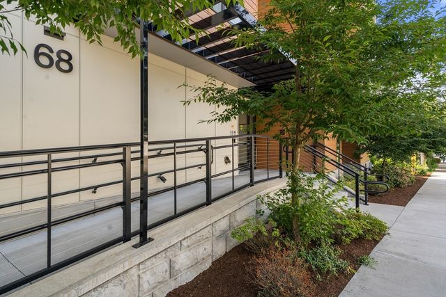 68 Los Angeles PH6, Newton, MA 02458