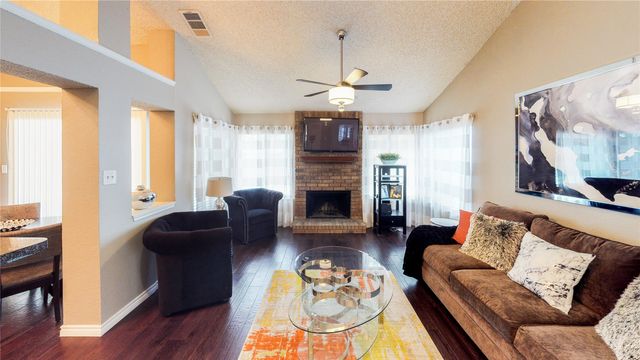 821 Meadowdale Road, Arlington, TX 76017