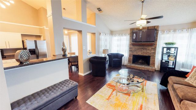 821 Meadowdale Road, Arlington, TX 76017