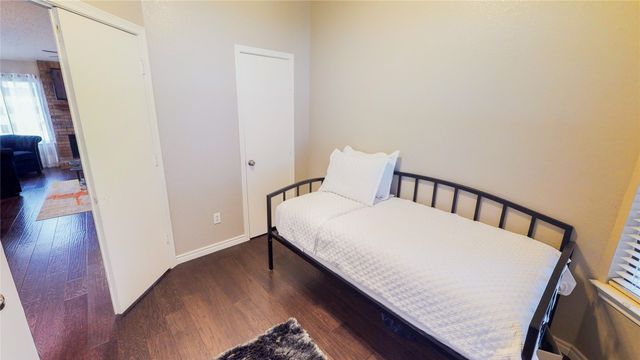 821 Meadowdale Road, Arlington, TX 76017