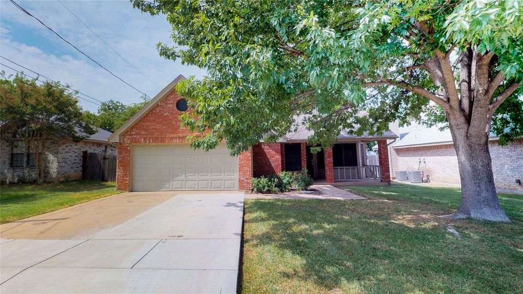 821 Meadowdale Road, Arlington, TX 76017