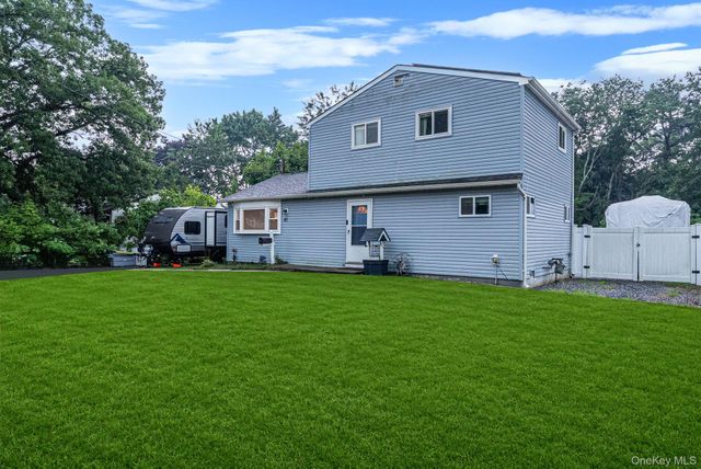 40 E Oakdale Street, Bay Shore, NY 11706