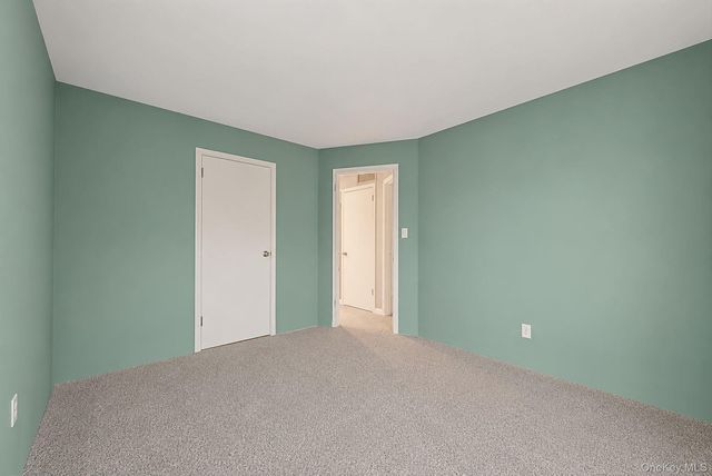 40 E Oakdale Street, Bay Shore, NY 11706