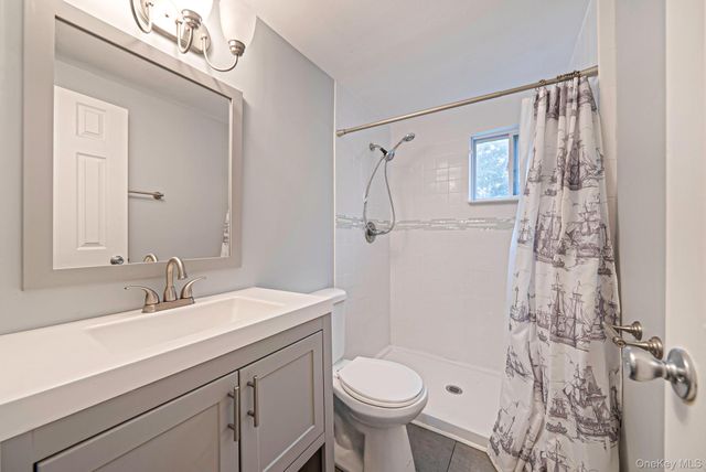 40 E Oakdale Street, Bay Shore, NY 11706