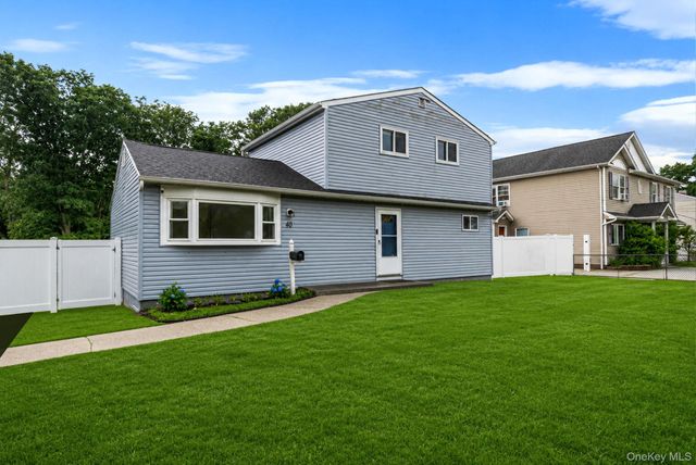 40 E Oakdale Street, Bay Shore, NY 11706