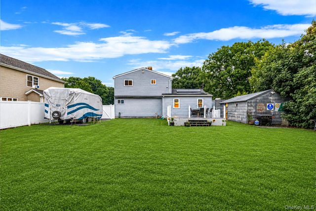 40 E Oakdale Street, Bay Shore, NY 11706