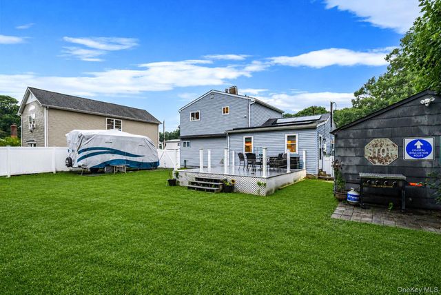 40 E Oakdale Street, Bay Shore, NY 11706
