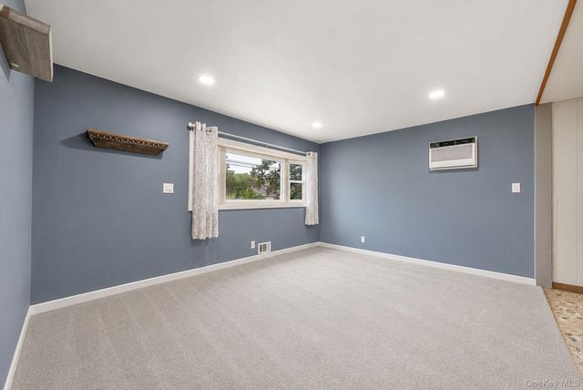 40 E Oakdale Street, Bay Shore, NY 11706