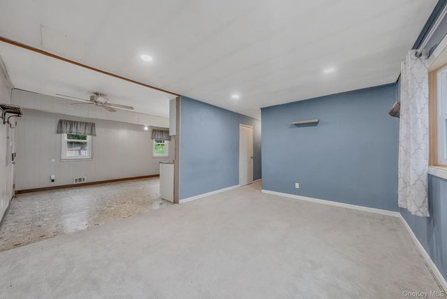 40 E Oakdale Street, Bay Shore, NY 11706