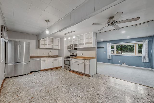 40 E Oakdale Street, Bay Shore, NY 11706