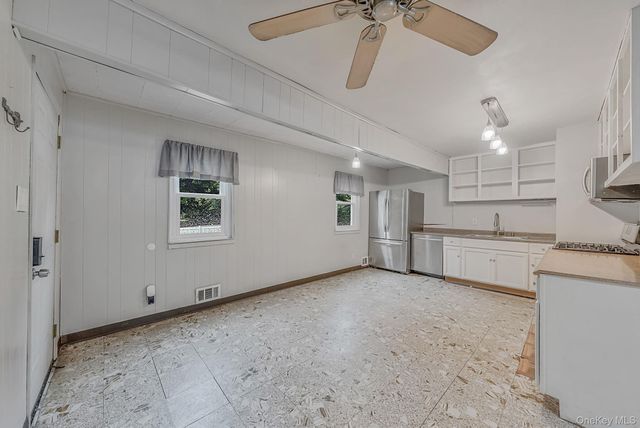 40 E Oakdale Street, Bay Shore, NY 11706
