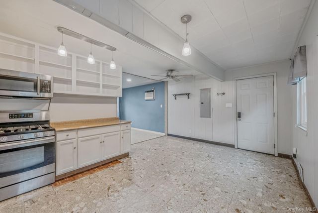 40 E Oakdale Street, Bay Shore, NY 11706