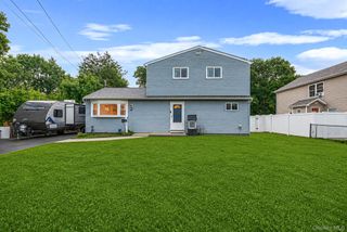 40 E Oakdale Street, Bay Shore, NY 11706