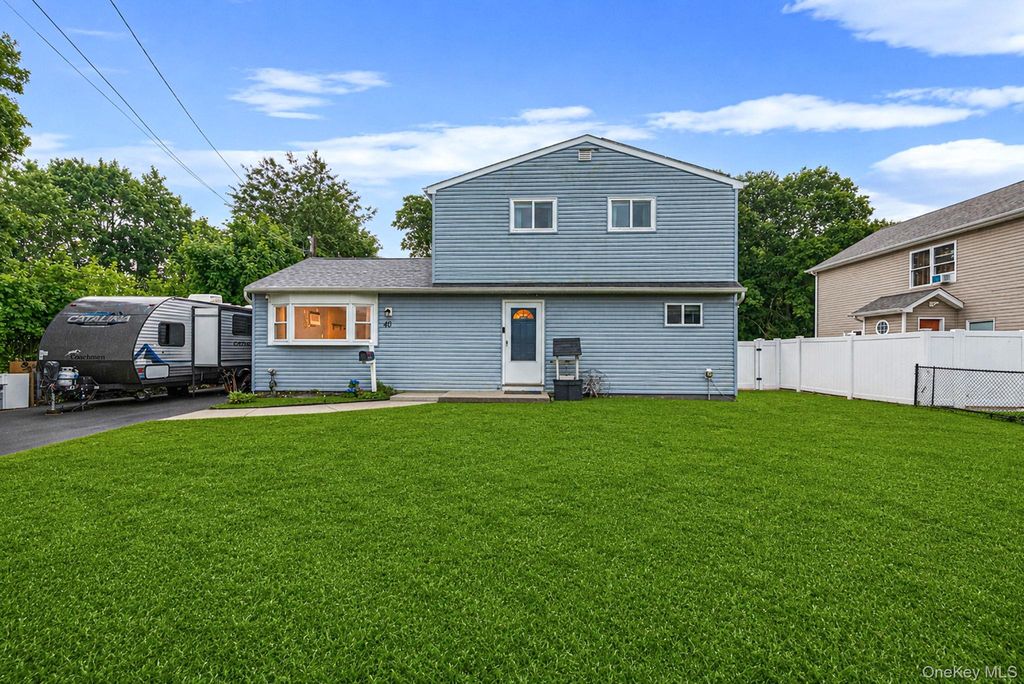 40 E Oakdale Street, Bay Shore, NY 11706