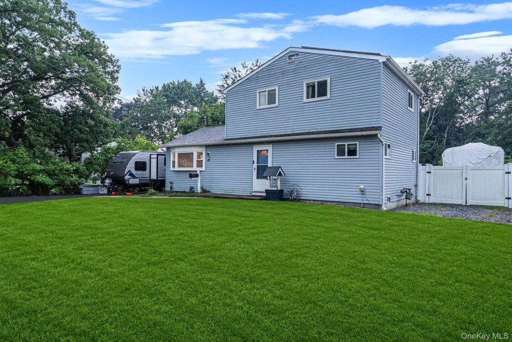 40 E Oakdale Street, Bay Shore, NY 11706 — photo 2